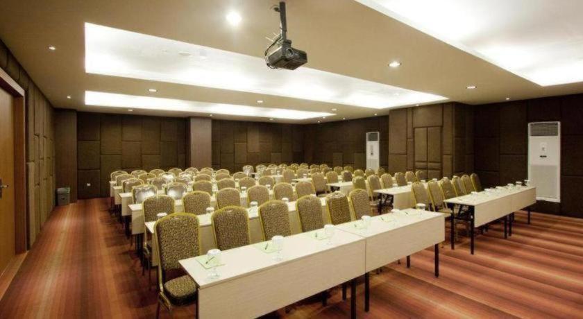 Aswin And 3* Makassar